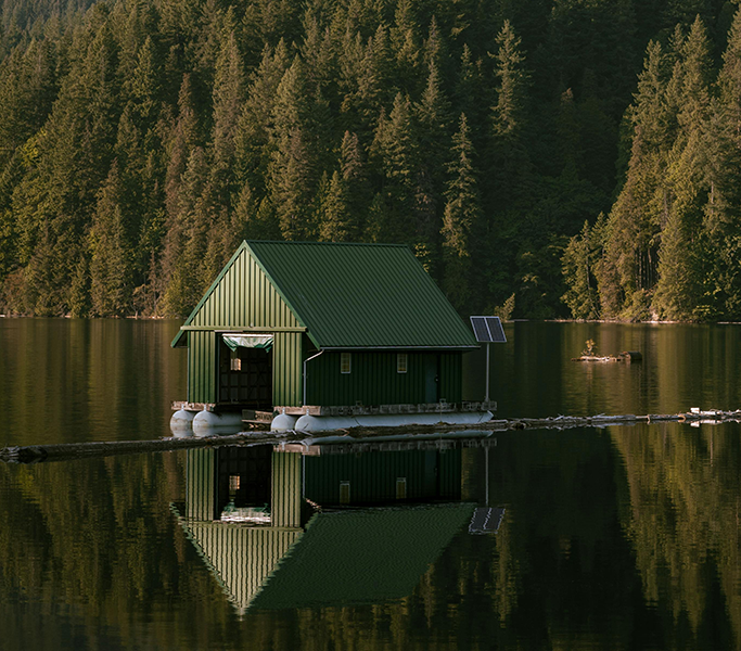 Une maison flottante au milieu d'un lac, une expérience paisible et inédite.