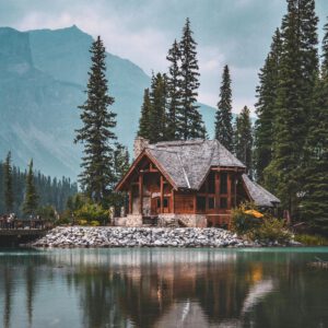 Image d'une cabane flottante au bord d'un lac en normandie.