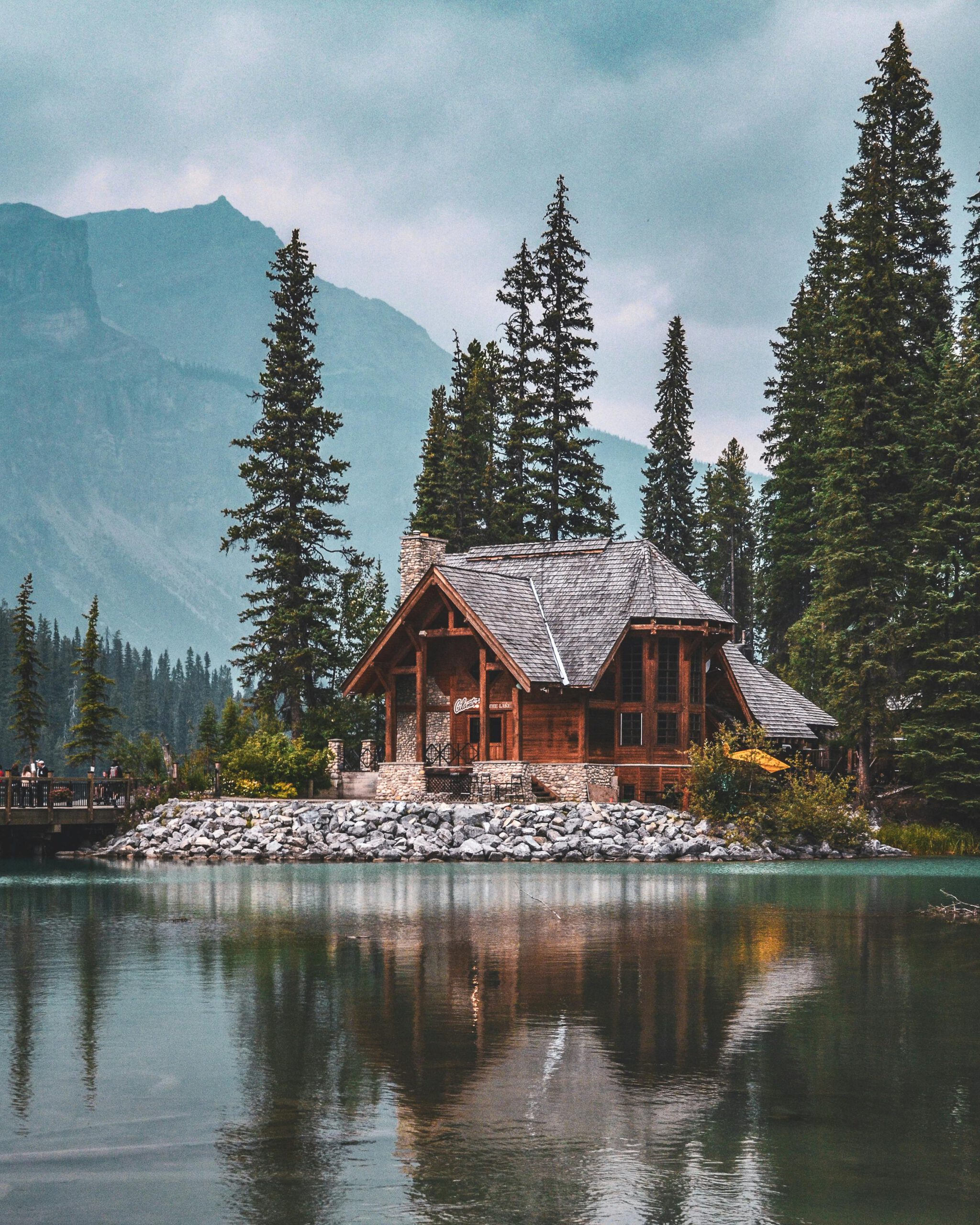 Image d'une cabane flottante au bord d'un lac en normandie.