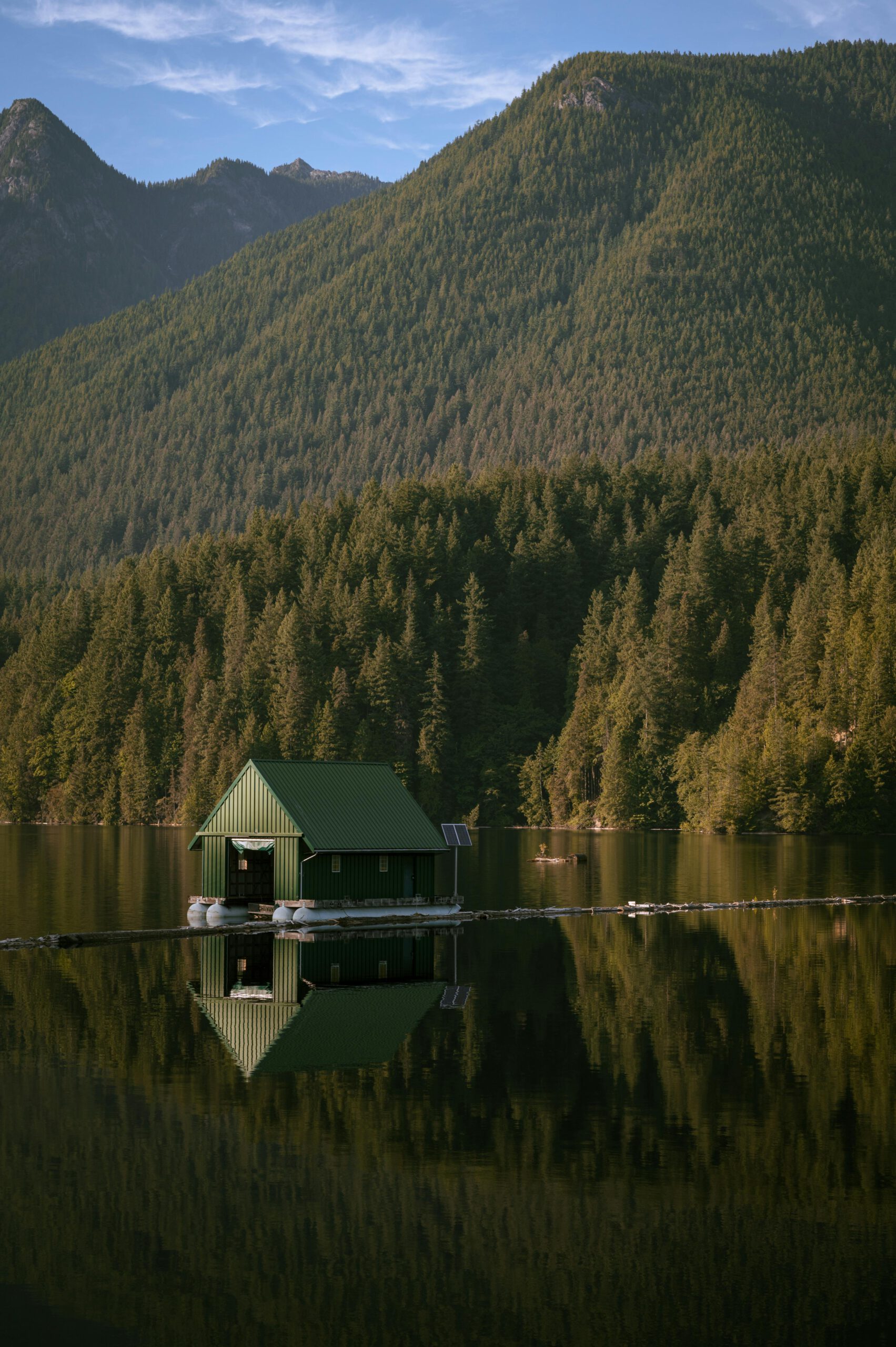 Image d'une cabane flottante au bord du Lac de Montriond.