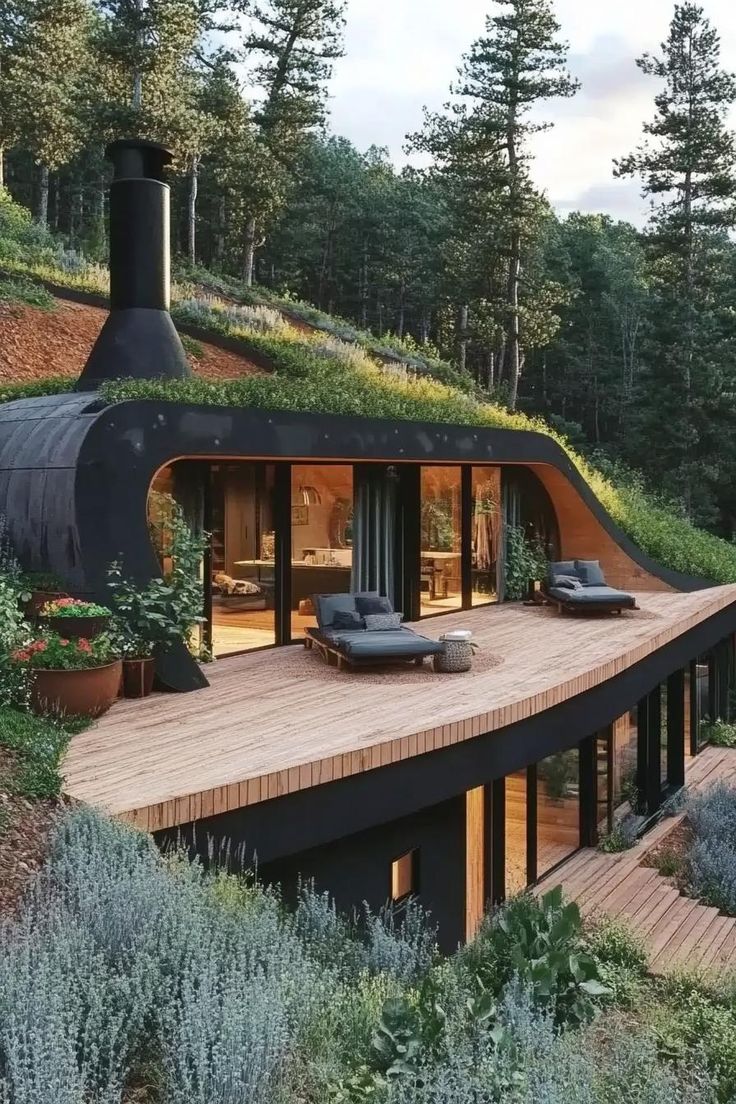 Image d'une maison écoresponsable proposée par Atypik Home. Maison en bois avec un toit en herbe.