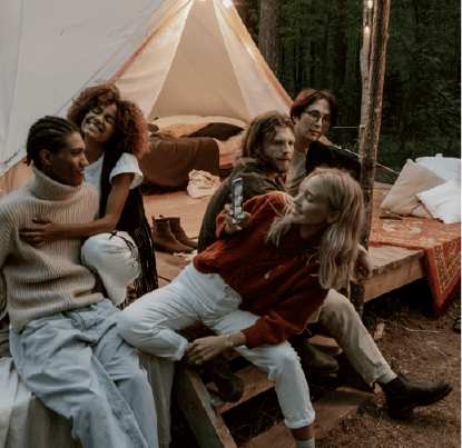 Image d'un groupe d'ami, partageant un moment de vie devant un hébergement atypique.