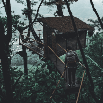 Image d'une cabane dans les arbres pour montrer l'aventure des hébergements.