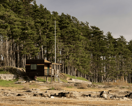 Image d'une maison écoresponsable sur la plage.