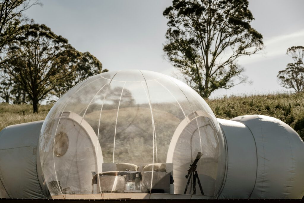 Bulle transparente en pleine nature, représentant les hébergements insolites proposés par Atypik Home.