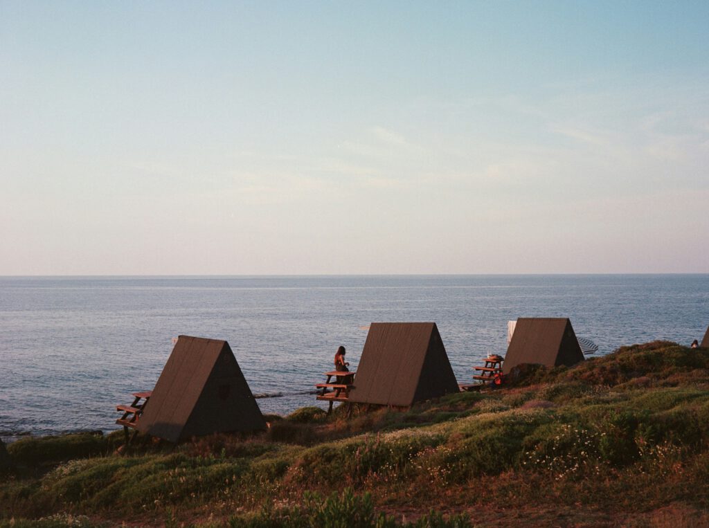 Une image seulement décorative représentant des Tiny house au bord de la mer. Contactez-nous